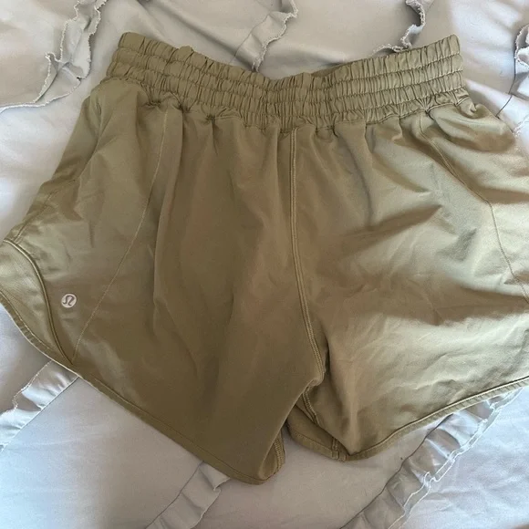 lululemon athletica Women's High-Rise hotty hot Shorts - Picture 3 of 5